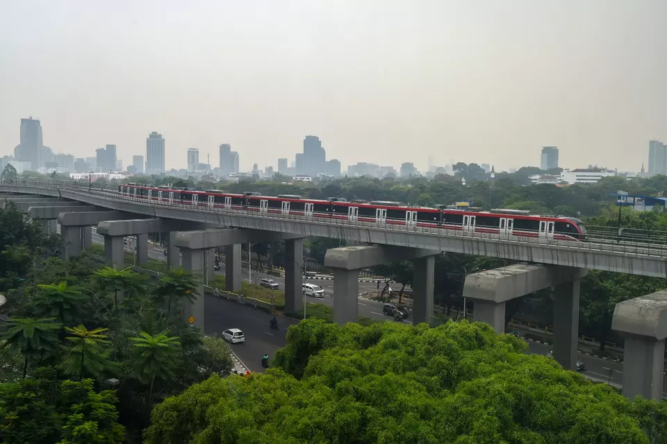 Rangkaian kereta LRT Jabodebek melintas di Jalan Rasuna Said, Jakarta, belum lama ini. (ANTARA FOTO/Indrianto Eko Suwarso/Spt)