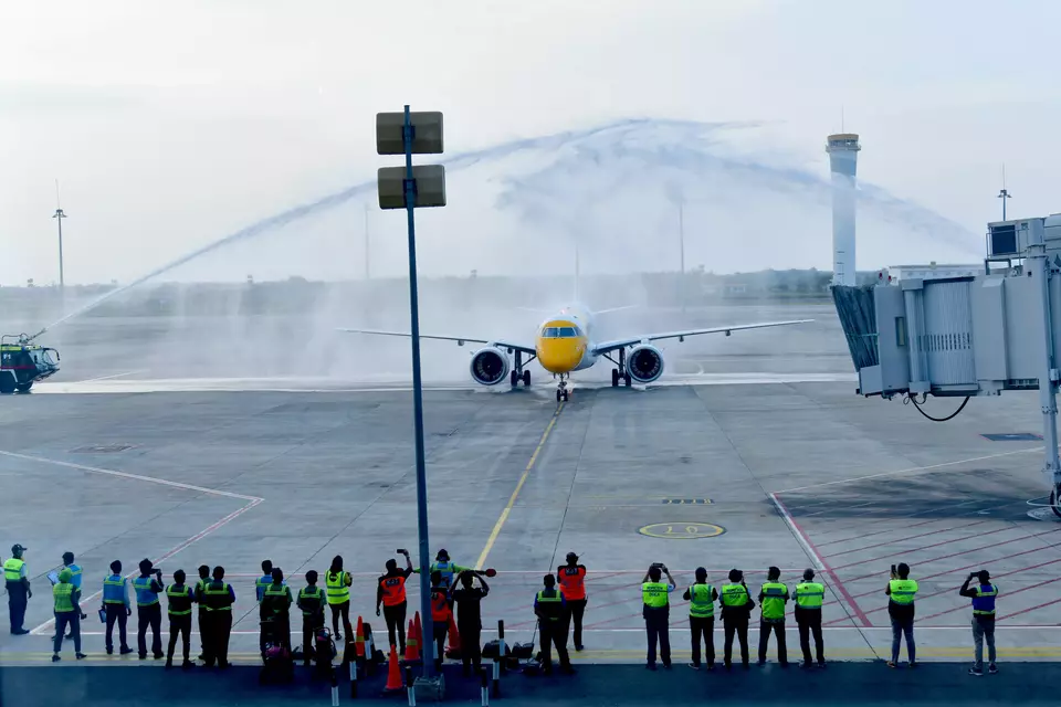 Pesawat Scoot Embraer E190-E2 disambut menggunakan cannon air saat mendarat di Bandara Internasional Kertajati, Jawa Barat. (Istimewa)