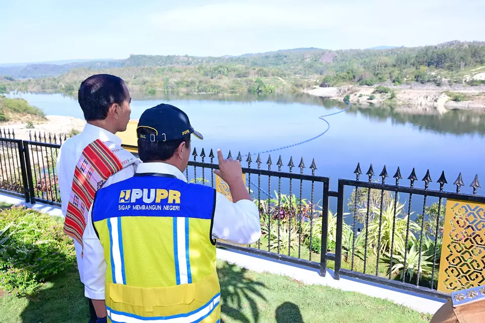 Presiden Joko Widodo (Jokowi) saat meninjau Bendungan Temef, Kabupaten Timor Tengah Selatan (TTS), Provinsi Nusa Tenggara Timur (NTT), pada Rabu, (2/10/2024). (Biro Pers Sekretariat Presiden/Muchlis Jr)