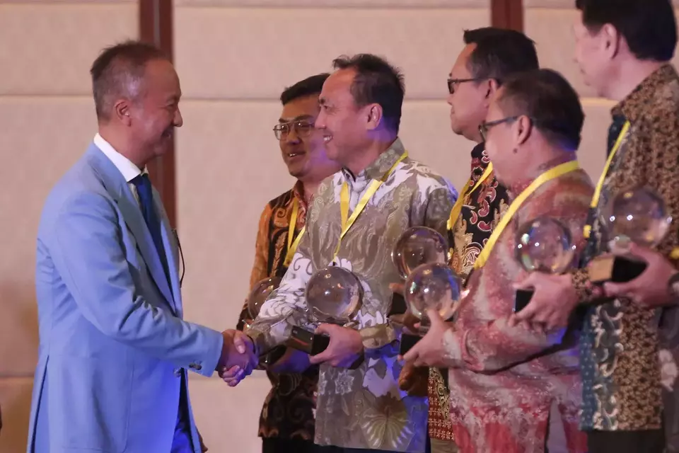 Menteri Perindustrian Agus Gumiwang Kartasasmita saat memberikan penghargaan INDI 4.0 2024 kepada Presiden Direktur PT Bungasari Flour Mills Indonesia Budianto Wijaya di Jakarta, Selasa (1/10/2024). 
