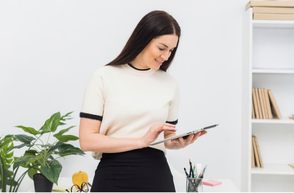 Ilustrasi pebisnis menggunakan platform digital. (Freepik)