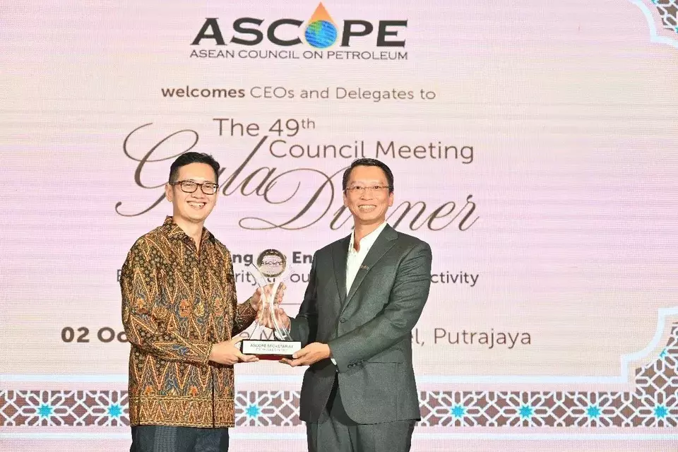 Serah terima tugas sebagai ASIC secara resmi dilakukan oleh Tran Hong Nam dari PetroVietnam, yang sebelumnya menjabat sebagai ASIC periode 2019-2024, kepada Senior Vice President Strategy & Investment Pertamina Henricus Herwin di hadapan ASCOPE Council Member. (Pertamina)