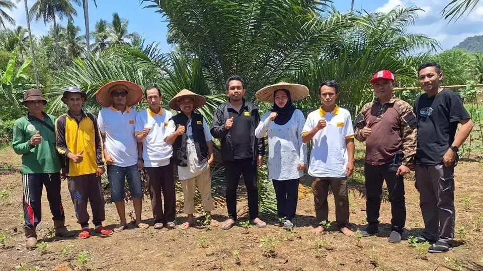 Ketua Umum Serikat Petani Kelapa Sawit (SPKS) Nasional Sabarudin bersama sejumlah anggotanya berfoto bersama, baru-baru ini. (Foto : Istimewa)