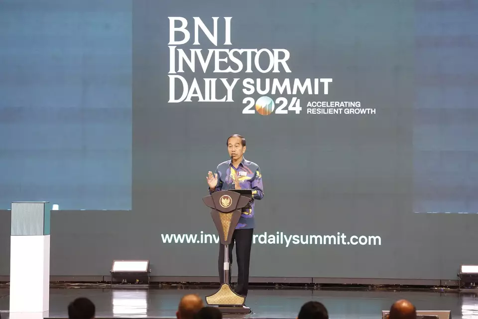 Presiden Joko Widodo (Jokowi) memberikan paparan dalam BNI Investor Daily Summit 2024 di Jakarta Convention Center (JCC), Senayan, Jakarta Pusat pada Selasa (8/10/2024). (Investor Daily/David Gita Roza)