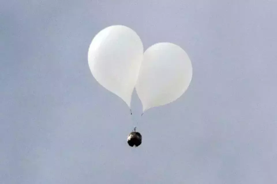Balon sampah yang dikirim Korea Utara terbang di atas Seoul, Korea Selatan pada Senin (7/10/2024). Korsel menemukan pemancar Global Positioning System (GPS) di sejumlah balon berisi sampah yang diterbangkan Korea Utara (Korut). (Foto: Yonhap)