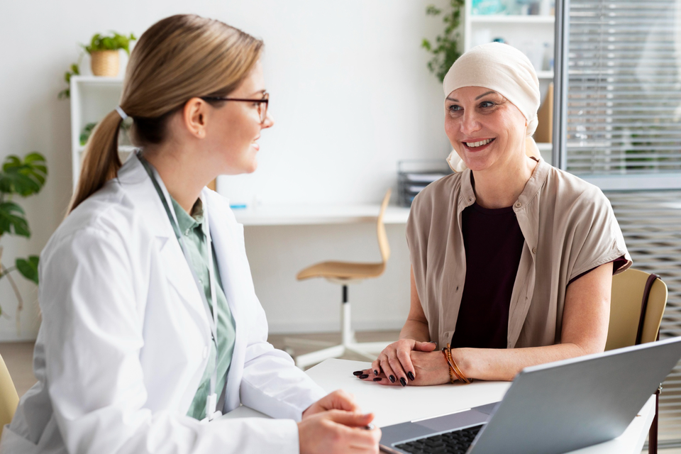 Pasien penderita kanker sedang berkonsultasi dengan dokter. (Freepik)