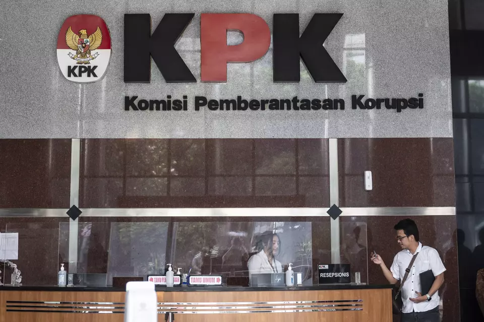 Petugas melayani tamu di resepsionis Gedung KPK, Jakarta, belum lama ini. (ANTARA FOTO/Aprillio Akbar)