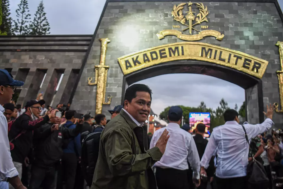 Menteri BUMN Erick Thohir berjalan memasuki Akademi Militer untuk mengikuti kegiatan rapat kerja bersama Presiden Prabowo Subianto dan retret Kabinet Merah Putih 2024-2029 di Akademi Militer (Akmil) Magelang, Jawa Tengah, Kamis (24/10/2024). (ANTARA FOTO/Muhammad Adimaja)