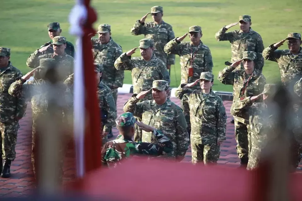 Para menteri dan jajaran Kabinet Merah Putih melakukan latihan baris-berbaris di Akademi Militer (Akmil) Magelang, Jumat (25/10/2024). (Foto: Gerindra)