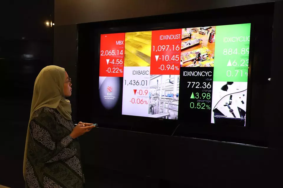 Pekerja melihat layar pergerakan saham di gedung BEI, Jakarta. (Investor Daily/David Gita Roza)