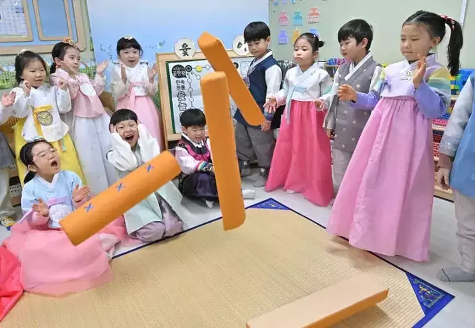 Anak-anak memainkan permainan tradisional Korea Selatan (Korsel) di sebuah pusat penitipan anak di Distrik Songpa, Seoul, Korsel pada 5 Februari 2024. Pemerintah kota Seoul, Korea Selatan (Korsel) akan menggelontorkan anggaran besar-besaran untuk menaikkan angka kelahiran kota tersebut. (Foto: Yonhap)