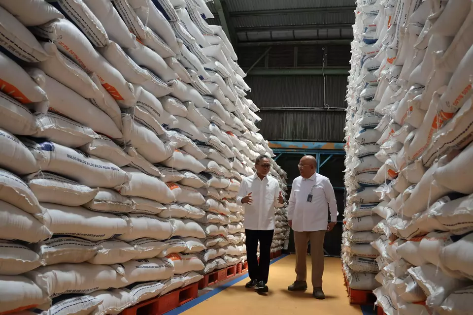 Menko Pangan Zulkifli Hasan didampingi Direktur Utama Perum Bulog Wahyu Suparyono mengecek stok beras di Gudang Bulog Sunter Timur, Kelapa Gading, Jakarta, Senin (04/11/2024). Pemerintah memastikan stok beras di gudang Bulog cukup untuk memenuhi kebutuhan berbagai program intervensi di masyarakat. (Foto : Perum Bulog)

