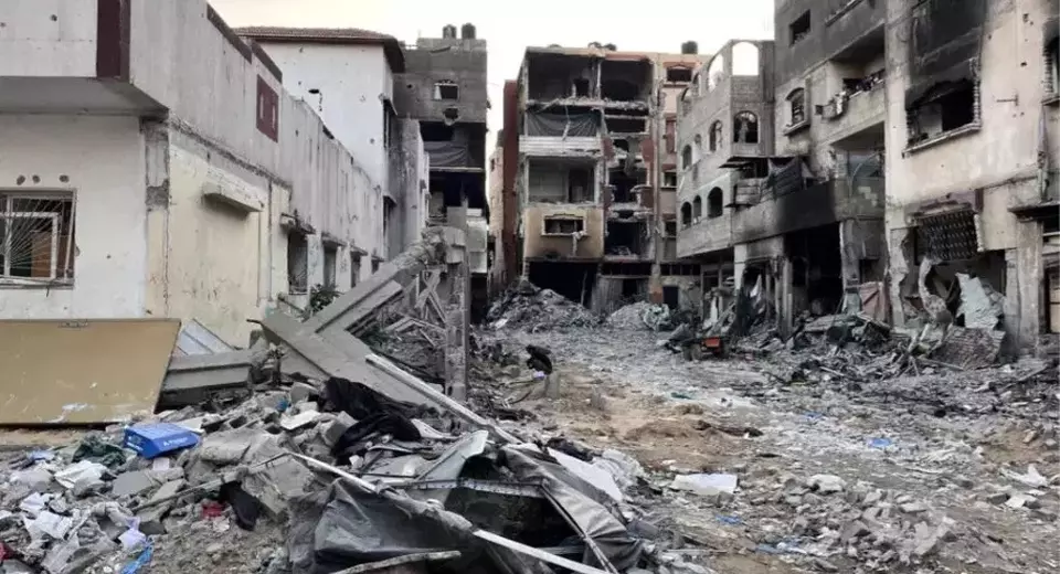 Puing-puing berserakan di dekat bangunan yang rusak di sekitar rumah sakit Kamal Adwan di Beit Lahya di utara Jalur Gaza pada 31 Oktober 2024. Kini,  Pihak Israel dituntut untuk membebaskan direktur Rumah Sakit (RS) Gaza. (Foto: AFP)