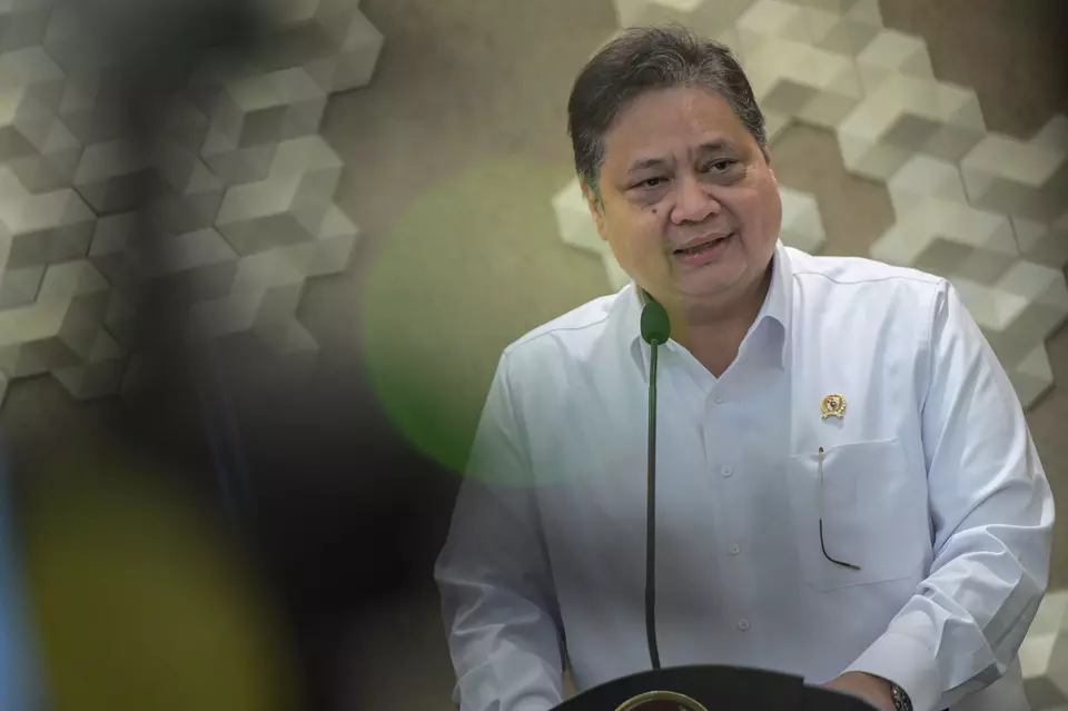 Menteri Koordinator Bidang Perekonomian Airlangga Hartarto menyampaikan keterangan pers terkait pertumbuhan ekonomi Indonesia pada kuartal III 2024 di Kantor Kemeko Perekonomian, Jakarta, Selasa (5/11/2024). (ANTARA FOTO/Fauzan)