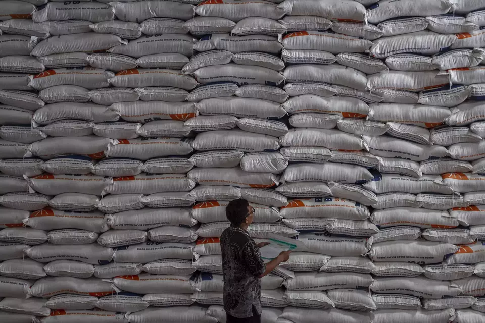 Petugas mengecek stok beras di gudang Perum Bulog Umbul Tengah, Kota Serang, Banten, Kamis (7/11/2024). (ANTARA FOTO/Angga Budhiyanto)