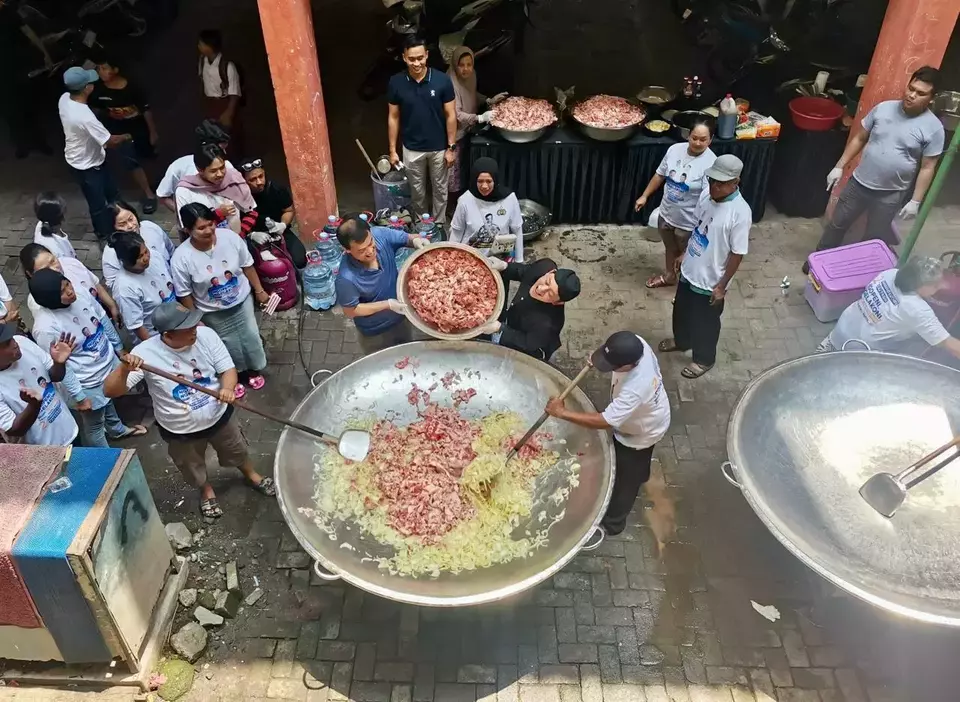 Calon gubernur Jawa Tengah, Ahmad Luthfi bersama Chef Bobon Santoso masak besar di di Rumah Susun (Rusun) Bandarharjo Kota Semarang. Senin (11/11/2024).