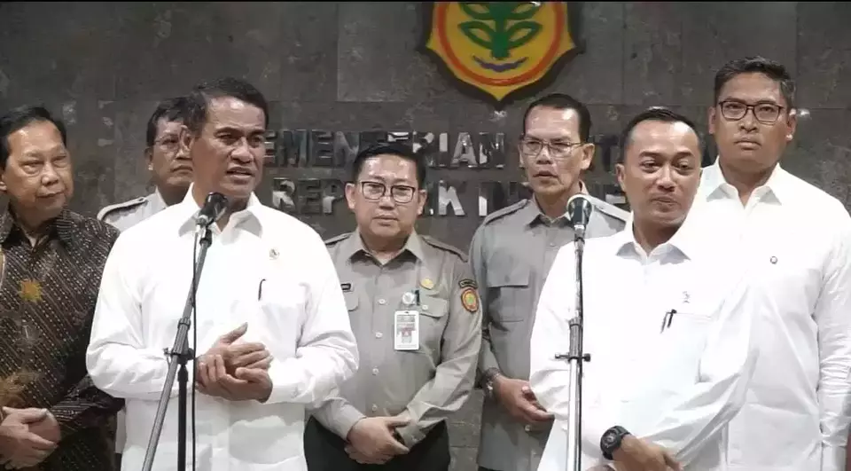 Menteri Pertanian (Mentan) Andi Amran Sulaiman (depan kiri) dalam keterangan pers usai menggelar rapat tertutup bersama para peternak, pelaku industri susu dan pemerintah Daerah dan Pemerintah Pusat, di kantor Kementerian Pertanian, Ragunan, Jakarta, Selatan, pada Senin (11/11/2024). (Foto: Kementerian Pertanian)