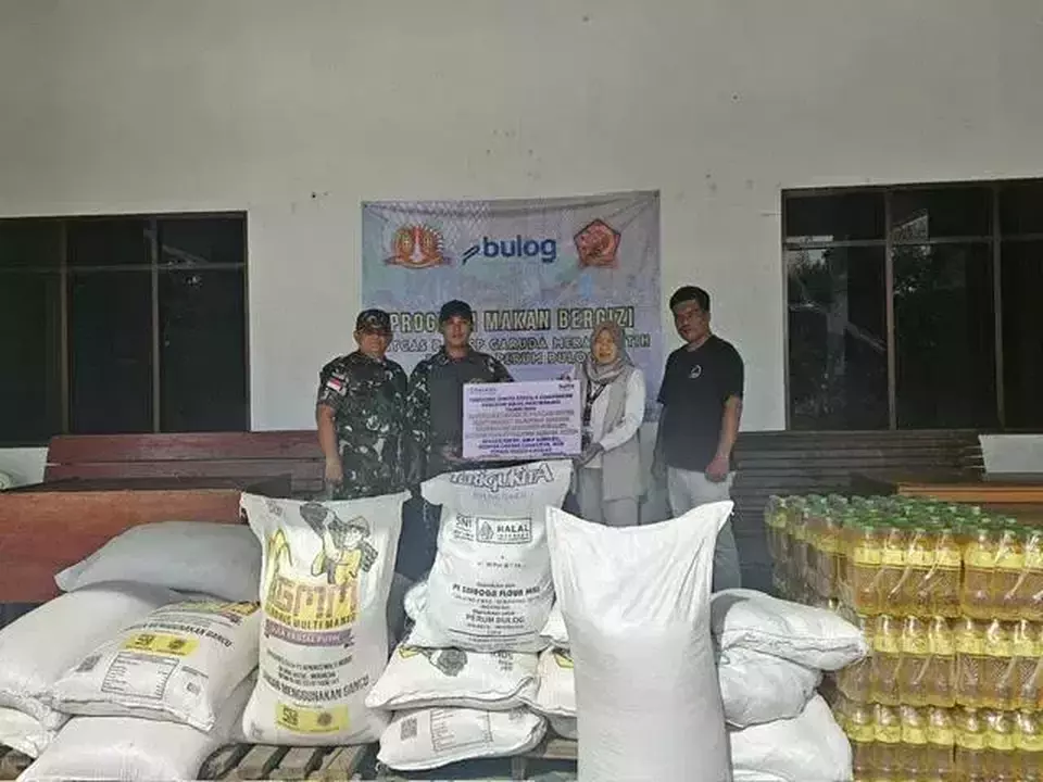 Perum Bulog berkolaborasi dengan Satgas PAM SP Garuda Merah Putih menyalurkan bantuan beras, minyak goreng, gula dan tepung di Kampung Wanam, Merauke.