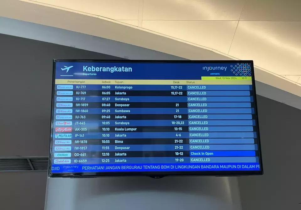 Monitor jadwal penerbangan di Bandara Internasional Zainuddin Abdul Madjid (BIZAM) Lombok Tengah. Rabu (13/11). (B-Universe Photo/M Awaludin)