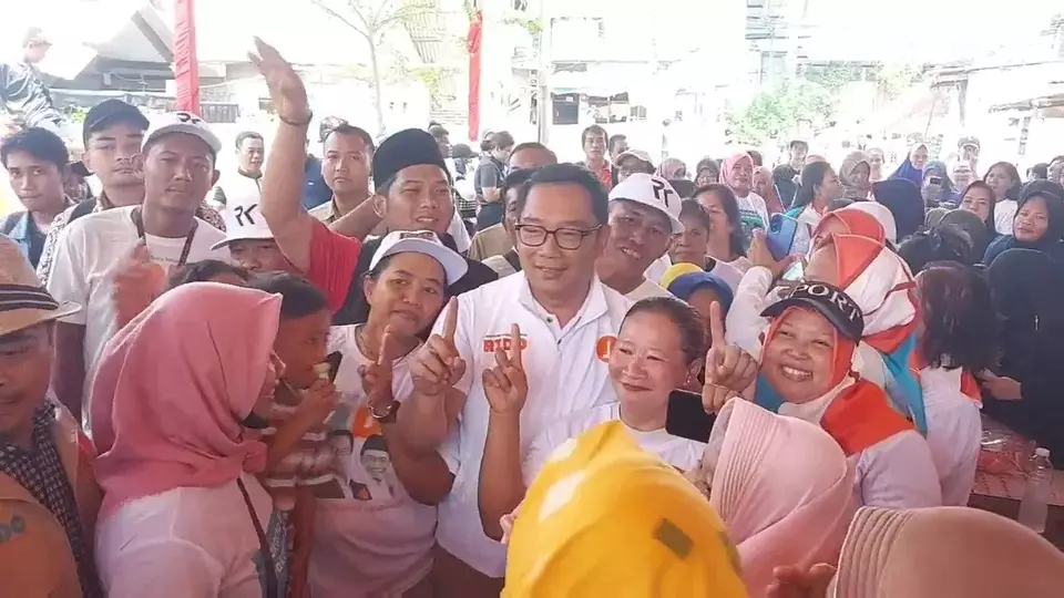 Calon Gubernur Jakarta nomor urut 1 Ridwan Kamil saat mengunjungi Tanah Merah, Koja, Jakarta Utara, Rabu (13/11/2024)
