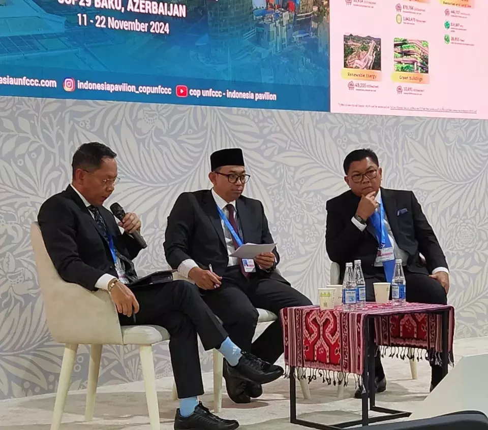 Direktur Risk Management BNI David Pirzada (kiri), Direktur Utama Bank Mandiri Darmawan Junaidi (kanan) dalam sesi talkshow di Indonesia Pavilion dengan tema Catalyzing Industries Green Transition: Banks Financing Strategy in Advancing Indonesias NZE Commitment di COP29, di Baku, Azerbaijan pada Senin (11/11/2024). (ist)