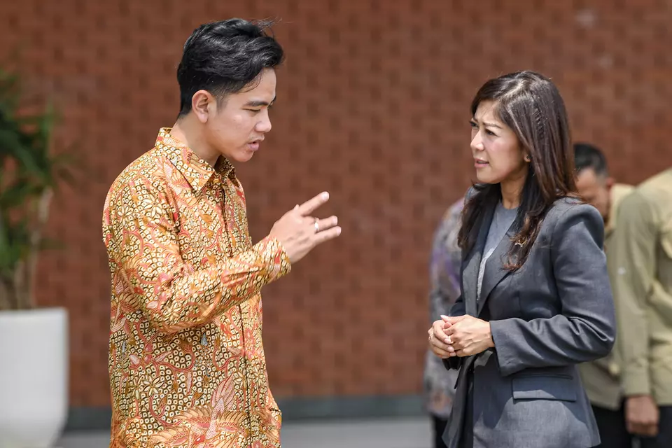 Wakil Presiden Gibran Rakabuming Raka (kiri) berbincang dengan Menteri Komunikasi dan Digital Meutya Hafid usai melepas Presiden Prabowo Subianto melakukan kunjungan ke luar negeri di Pangkalan TNI AU Halim Perdanakusama, Jakarta, belum lama ini. (ANTARA FOTO/Muhammad Adimaja)