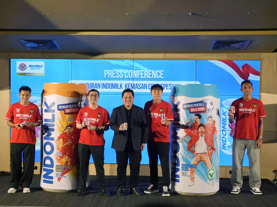 (kiri ke kanan): Witan Sulaeman (anggota Timnas Sepak Bola), Direktur Indofood CBP Axton Salim, Ketua Umum PSSI Erick Thohir, Pelatih Timnas Sepak Bola Indonesia Shin Tae Yong, dan Rizky Ridho (anggota Timnas Sepak Bola). (Istimewa)