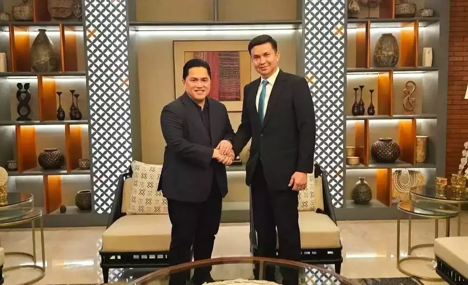 Direktur Utama Garuda Indonesia (GIAA) Wamildan Tsani Panjaitan (kanan) dan Menteri BUMN Erick Thohir dalam postingan instagram @wamildan.tsani pada Kamis (14/11/2024). (Sumber: instagram, @wamildan.tsani)
