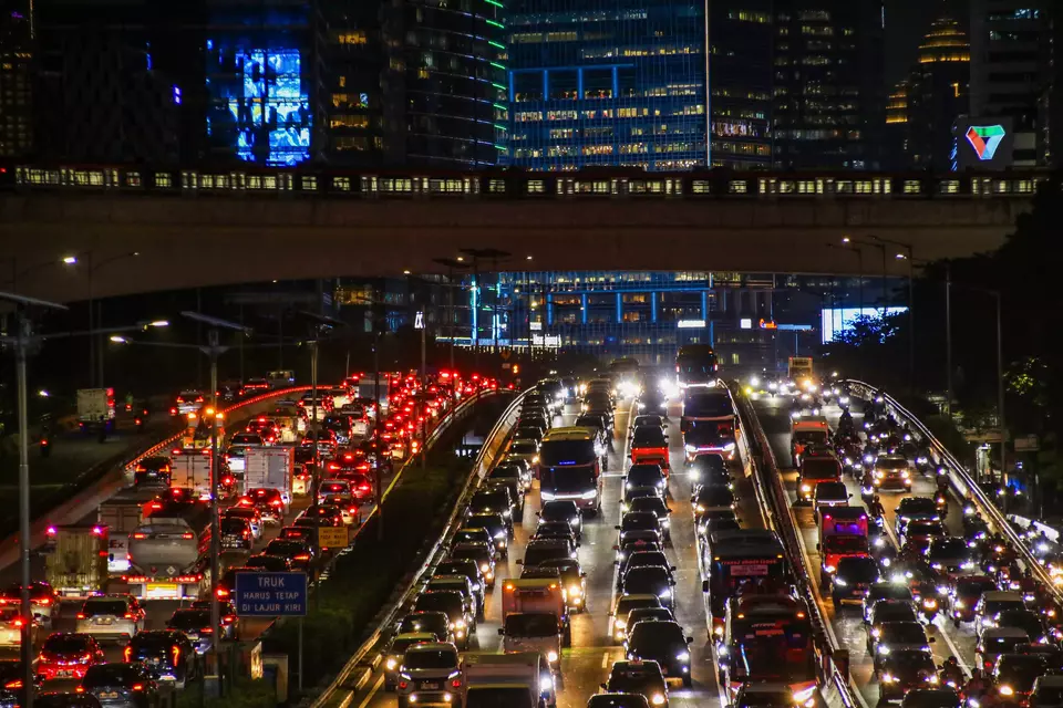 Sejumlah kendaraan melintas di Jalan Gatot Subroto, Jakarta, belum lama ini. (ANTARA FOTO/Idlan Dziqri Mahmudi)