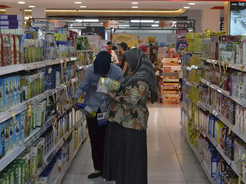 Warga memilih produk kebutuhan rumah tangga di salah satu pusat perbelanjaan di Bandar Lampung, Lampung, belum lama ini. (ANTARA FOTO/Ardiansyah)