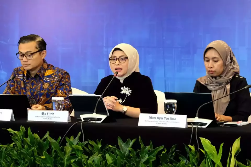 (ki-ka) Chief Economist Bank Mandiri Andry Asmoro, Direktur Treasury & International Banking Bank Mandiri Eka Fitria, dan  Head of Macroeconomic & Financial Market Research Bank Mandiri Dian Ayu Yustina pada Mandiri Macro and Market Brief Road to Mandiri Investment Forum 2025, Rabu (20/11/2024). (ist)