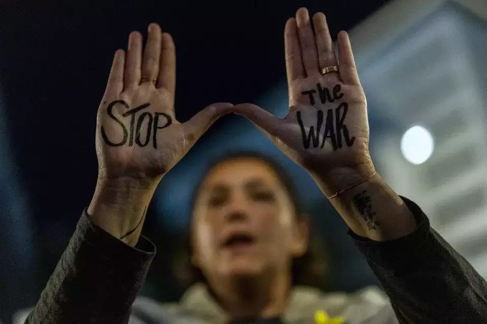 Seorang wanita meneriakkan slogan-slogan dalam aksi protes menentang pemerintahan Perdana Menteri Benjamin Netanyahu dan menyerukan pembebasan sandera yang ditahan di Jalur Gaza oleh kelompok militan Hamas, di Tel Aviv, Israel, pada Sabtu (16/11/2024). (AP Photo/Francisco Seco)