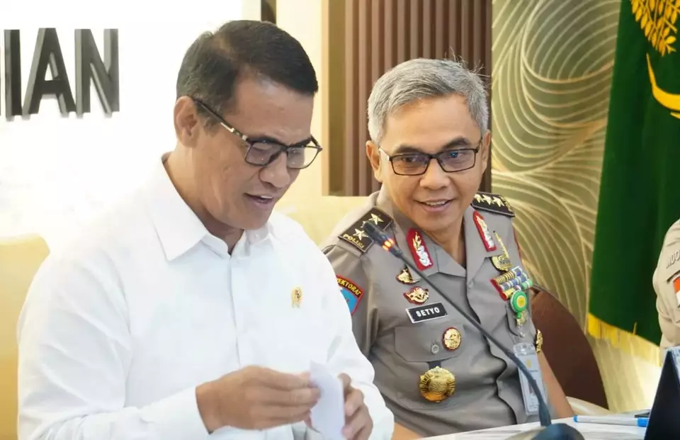 Komjen Pol Setyo Budiyanto (kanan) terpilih sebagai Ketua KPK dan Menteri Pertanian Andi Amran Sulaiman (kiri). (Foto: istimewa)