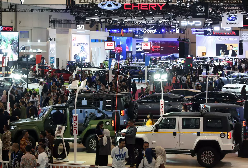 Sejumlah pengunjung menyaksikan mobil yang dipamerkan pada pameran otomotif GAIKINDO Jakarta Auto Week 2024 di Indonesia Convention Exhibition (ICE) Kabupaten Tangerag, Banten, Jumat (22/11/2024). (ANTARA FOTO/Muhammad Iqbal)