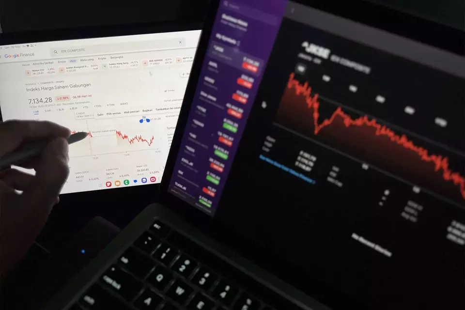 Investor memantau pergerakan saham. (Investor Daily/David Gita Roza)