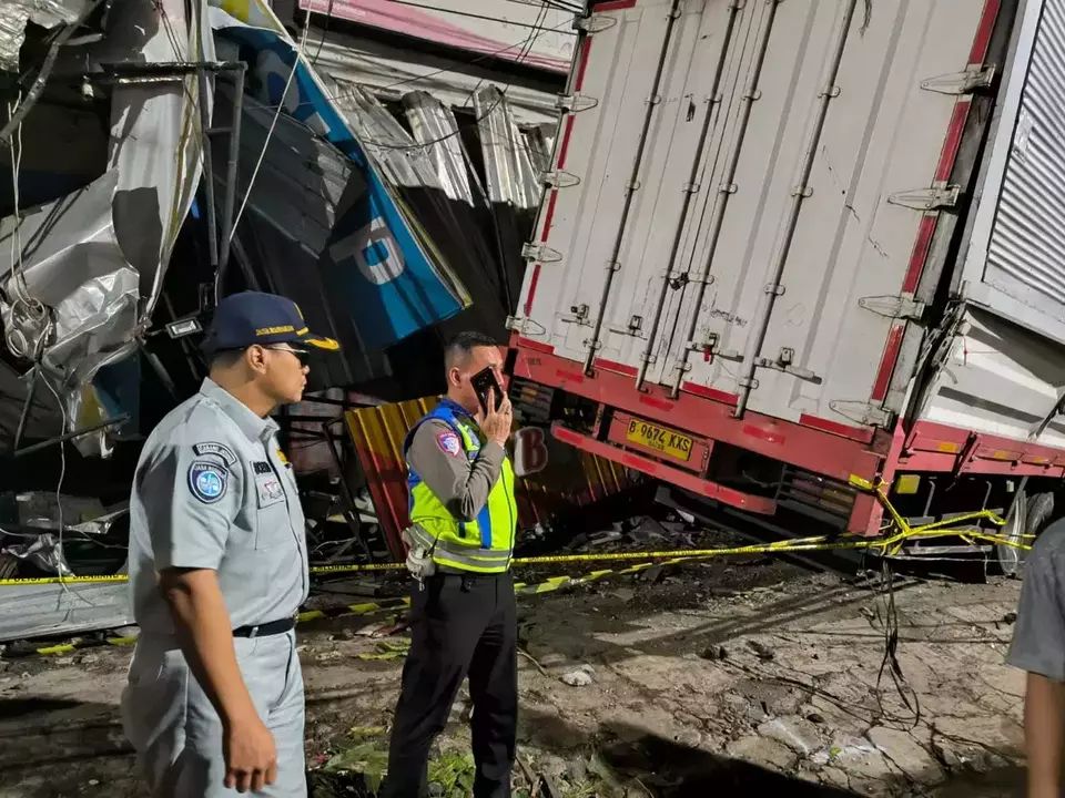 Jasa Raharja menjamin seluruh korban akibat kecelakaan beruntun yang melibatkan truk trailer dengan sejumlah kendaraan di Jalan Prof. Dr. Hamka, Kelurahan Bringin, Kecamatan Ngaliyan, Kota Semarang, Jawa Tengah pada Kamis (21/11/2024). (Foto Ist)