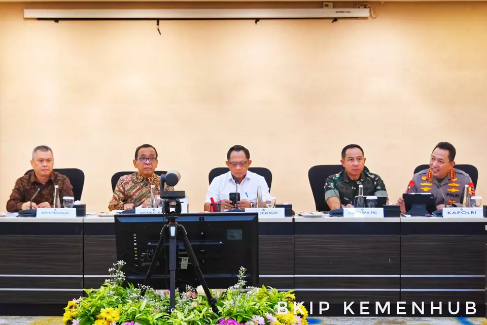 Menteri Perhubungan Dudy Purwagandhi (kiri) saat menghadiri Rapat Koordinasi Tingkat Menteri Persiapan Nataru 2024/2025 yang digelar di Kementerian Koordinator Bidang Pembangunan Manusia dan Kebudayaan Republik Indonesia (Kemenko PMK), Jumat (22/11). (Foto Dok Kemenhub)