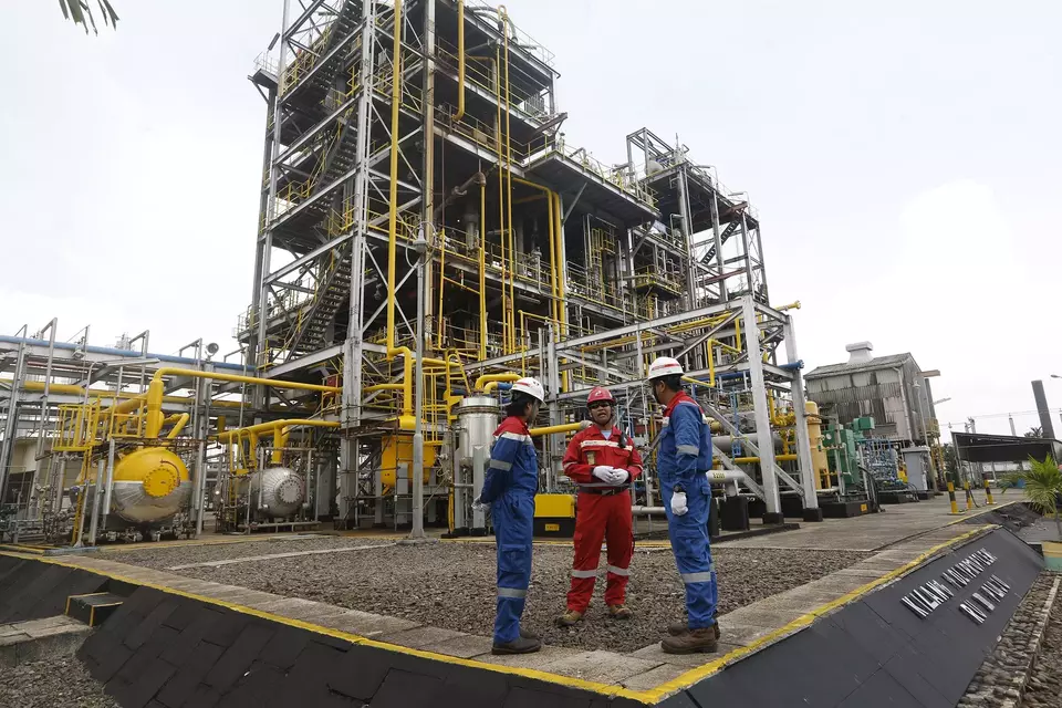 Pekerja beraktivitas di PT Kilang Pertamina Internasional (PT KPI) Refinery Unit (RU) III Plaju, Palembang. 