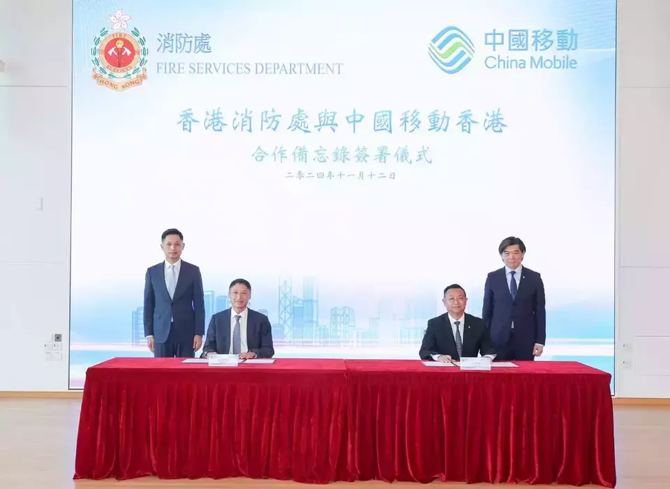 Penandatanganan MoU oleh Asisten Direktur Corporate Strategy FSD Wong Ka-wing dan Direktur Pelaksana Corporate Market CMHK Johnson Zhang serta disaksikan oleh Direktur Layanan Kebakaran Andy Yeung dan Konsultan Eksekutif CMHK Sean Lee.