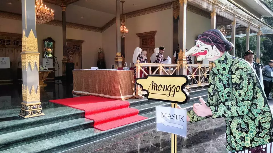  Sri Sultan mencoblos di TPS 06 kelurahan Panembahan kecamatan Kraton Yogyakarta, pada Rabu (27/11/2024).
Sumber : Chandra Adi Nurwidya, B-Universe