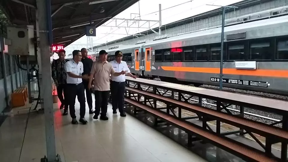 Menteri Perhubungan Dudy Purwagandhi meninjau sejumlah simpul transportasi di beberapa wilayah jelang Natal dan Tahun Baru (Nataru) 2024/2025. (foto dok Kemenhub)