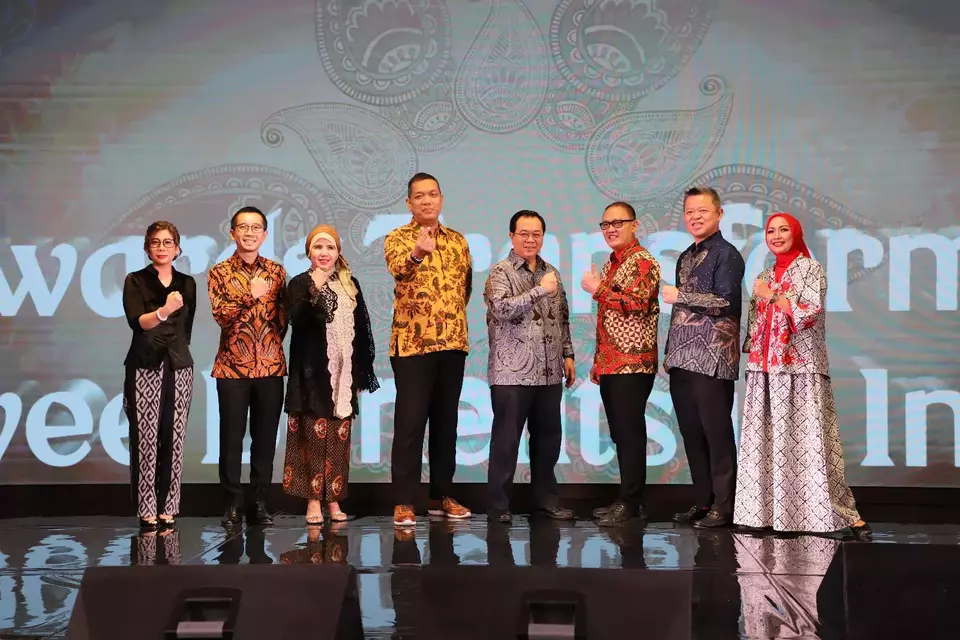 Kiri-kanan: Head of Corporate & Insurance Business Optik Melawai Endung Irmawati, Chief Executive Officer Good Doctor Technology Indonesia Danu Wicaksana, Sales and Marketing Director EMC Healthcare drg Nailufar MARS, Ketua Umum Dewan Asuransi Indonesia (DAI) Yulius Bhayangkara, Presiden Direktur Optik Melawai Eddyanto Hadisurjo, Head of Group Insurance Division Great Eastern Life Indonesia R Daniel Herjun Putranto, EVP & Head of Group Insurance Employee Benefits Great Eastern Life Singapore Leslie Chow Khee Leong, dan Head of Group Insurance Sales Great Eastern Life Indonesia R Wiena Cahyaningsih.