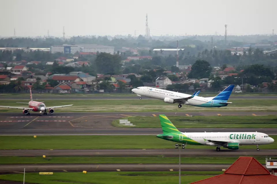 Aktivitas penerbangan terlihat di landasan pacu selatan di Bandara Soekarno Hatta, Tangerang, Banten, baru-baru ini. (ANTARA FOTO/Muhammad Iqbal)