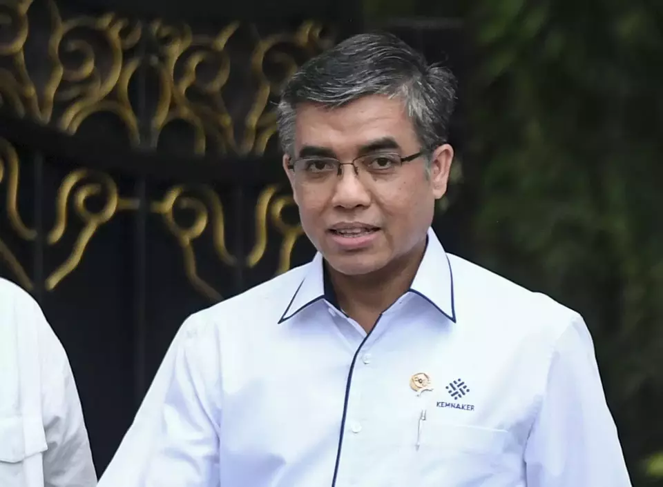 Menteri Ketenagakerjaan Yassierli (tengah) berjalan usai mengikuti rapat yang dipimpin Presiden Prabowo Subianto di Kompleks Istana Kepresidenan, Jakarta, Senin (25/11/2024). Rapat tersebut di antaranya membahas Upah Minimum Provinsi (UMP) tahun 2025. (ANTARA FOTO/Hafidz Mubarak A)