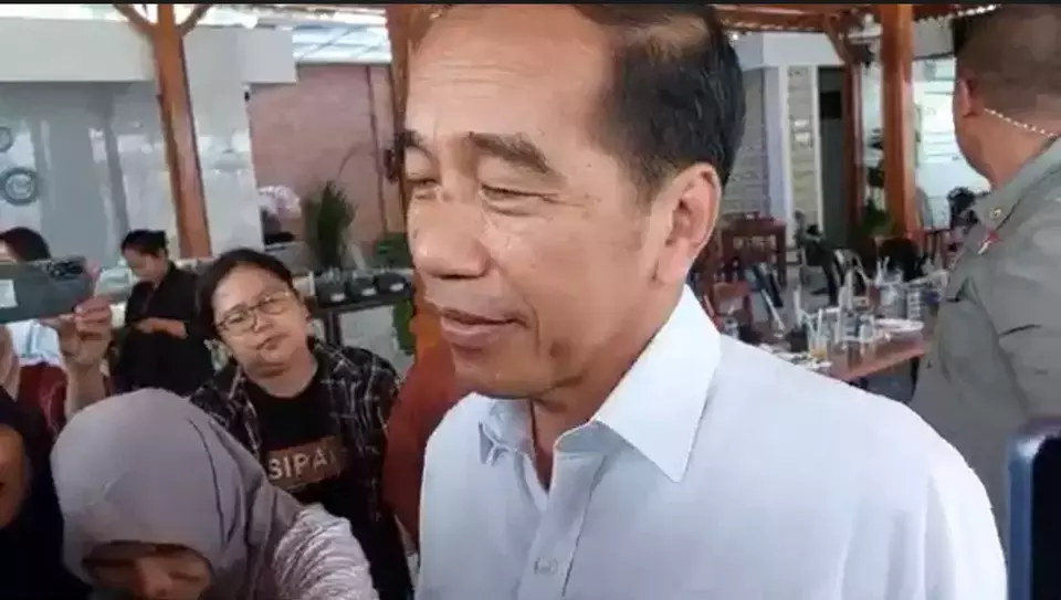 Mantan Presiden Joko Widodo saat ditanya media di Kawasan Sumber, Banjarsari, Solo, pada Kamis (5/12/2024).