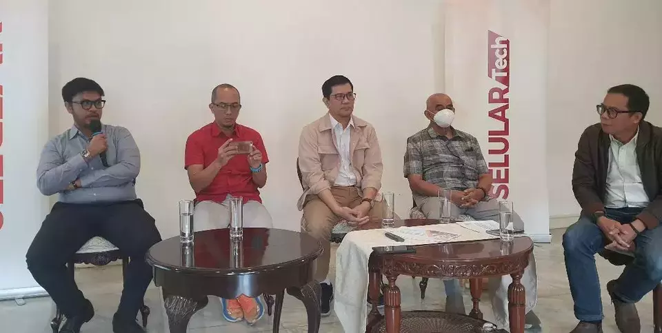 Ekonom Lembaga Penyelidikan Ekonomi dan Masyarakat-Fakultas Ekonomi dan Bisnis Universitas Indonesia, (LPEM FEB UI) Teuku Riefky (paling kiri) dalam diskusi Selular Business Forum (SBF) di Jakarta, Kamis (5/12/2024). (Foto: B-Universe/Eman)