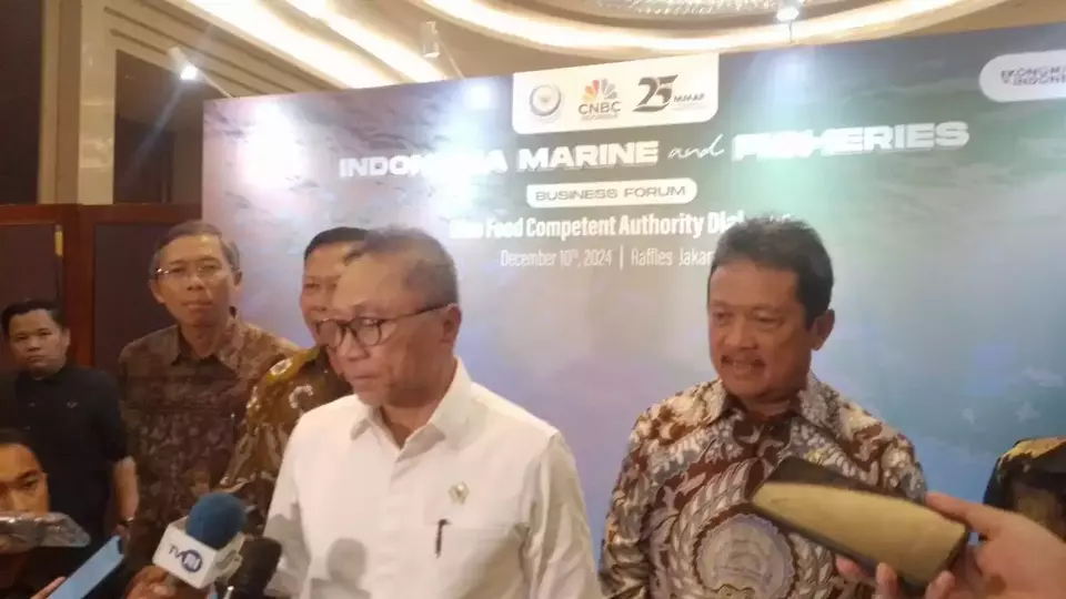 Menko Pangan Zulkifli Hasan bersama Menteri Kelautan dan Perikanan Sakti Wahyu Trenggono saat memberikan keterangan pers di gelaran Indonesia Marine & Fisheries Business Forum (IMFBF) 2024: Blue Food Competent Authority Dialogue di Jakarta, Selasa (10/12/2024). (Foto : TL)