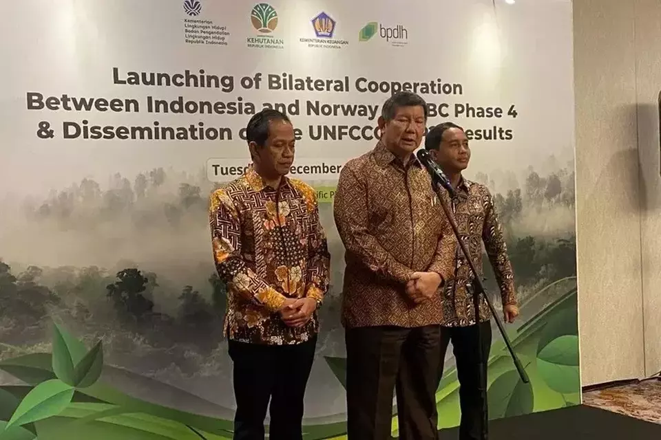 Menteri LH Hanif Faisol Nurofiq (kiri), Utusan Khusus Presiden Prabowo Subianto untuk Energi dan Lingkungan Hidup sekaligus Kepala Delegasi Indonesia untuk COP29 Hashim Djojohadikusumo (tengah) dan Menhut Raja Juli Antoni ditemui media usai sosialisasi hasil COP29 di Jakarta, Selasa (10/12/2024). (Foto: ANTARA/Prisca Triferna)