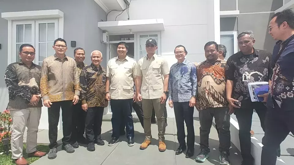 Menteri Koordinator Bidang Infrastruktur dan Pembangunan Kewilayahan, Agus Harimurti Yudhoyono (AHY) dan Menteri Menteri Perumahan dan Kawasan Permukiman (PKP) Maruarar Sirait meninjau rumah subsidi di Mulia Gading Kencana (MGK), residence Serang, Tangerang, Kamis (12/12/2024).