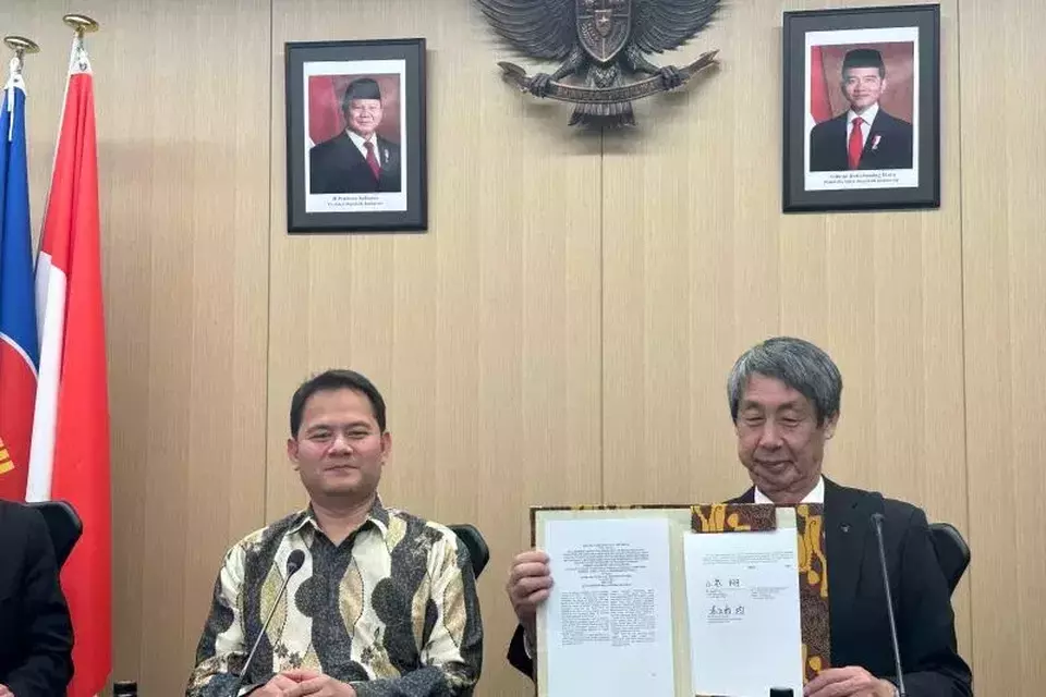 Penandatanganan kerja sama pengadaan benih stroberi bebas virus antara pemerintah Indonesia dan Jepang di Tokyo, Senin (16/12/2024). (Foto: KBRI Tokyo)